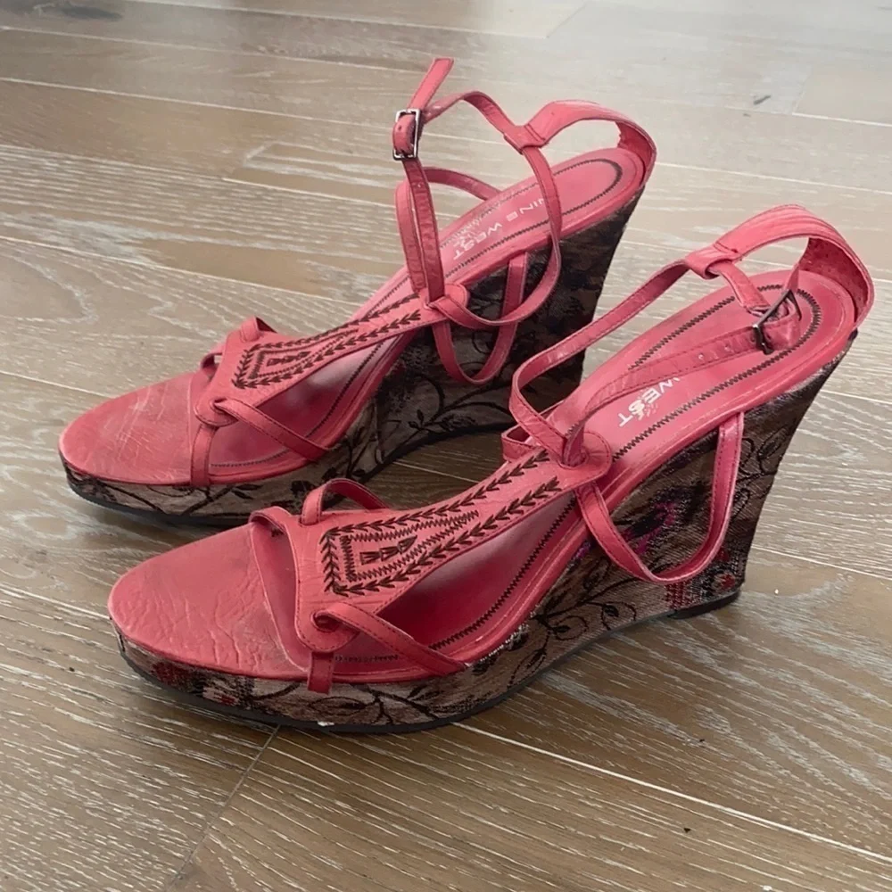 Nine West Embroidered Leather Wedge | 9.5M